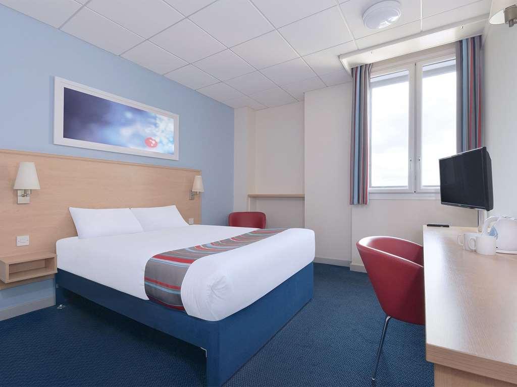 Travelodge Watford Central Room photo