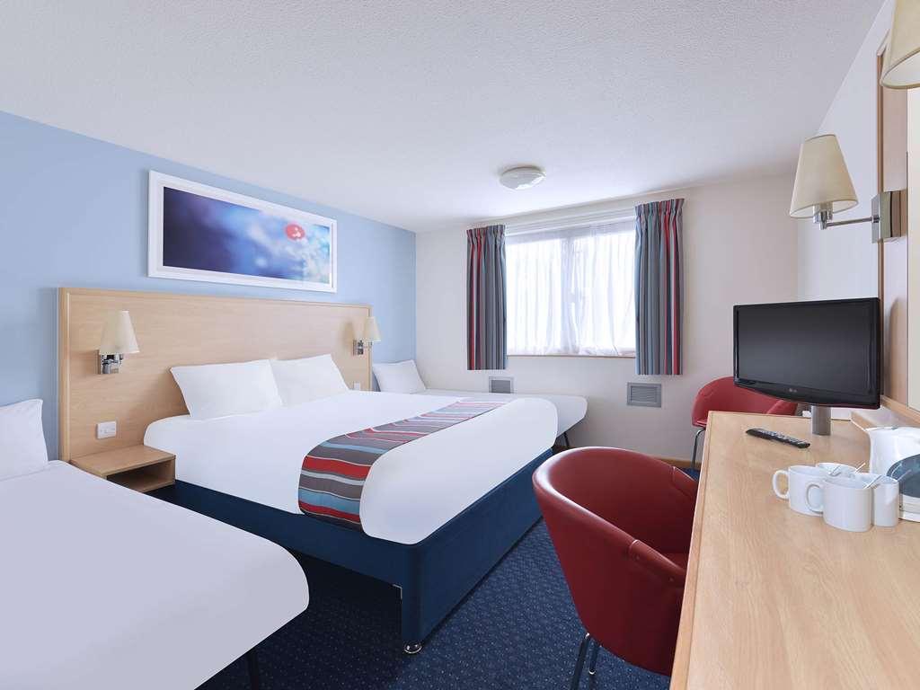 Travelodge Watford Central Room photo